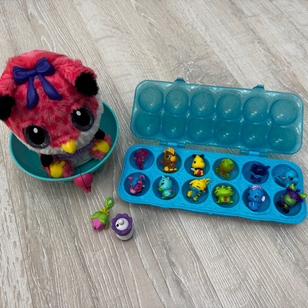 Plush Pink Interactive Hatchimals and 12
Hatchimal Figures